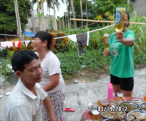 苗家二妹阿莲手中拿着二瓶啤酒，大声说道：今晚大家都有喝醉了才能走人。小妹和程雄在一旁都笑的很开心。