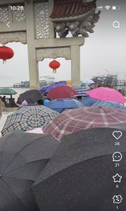 来自五洲四海的20万人顶风冒雨徜徉在风景绝佳之地——鼋头渚，犹如相约来此共享一场盛大的露天冷水浴。