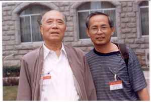 念人与老作家魏巍（左）在一起
