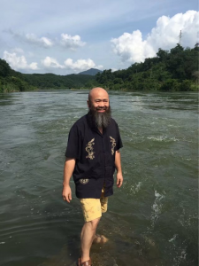 南方农场地理位置正处在海南省万泉河的上游，这是我二年前回海南故地重游，在万泉河的上游合影。