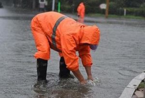 暴雨中的环卫工人