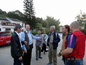 叶军叶泳青在叶挺纪念广场迎客 叶军叶泳青在叶挺纪念广场迎客