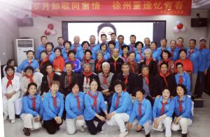 参加赠书阅读活动的全体人员留影 参加赠书阅读活动的全体人员留影