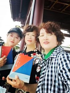 怀拥挚爱的散文集《漠风吻过南飞雁》 怀拥挚爱的散文集《漠风吻过南飞雁》