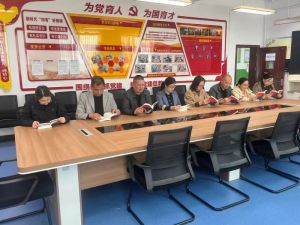 青海省茫崖市第一完全小学在张河安校长的带领下,在李芳老师的组织下,举办新书阅读分享活动 青海省茫崖市第一完全小学在张河安校长的带领下,在李芳老师的组织下,举办新书阅读分享活动