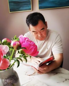 共产党员郑建迫不及待打开书籍认真阅读 共产党员郑建迫不及待打开书籍认真阅读