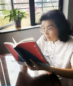 在广东收到《漠风吻过南飞雁》散文集,激动不已。随即打开阅读 在广东收到《漠风吻过南飞雁》散文集,激动不已。随即打开阅读