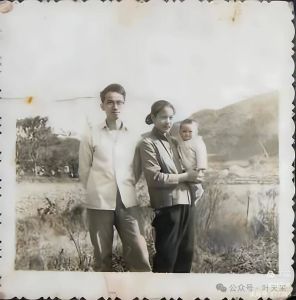 客舍篁村已四秋,辛酸苦辣在心头。 客舍篁村已四秋,辛酸苦辣在心头。