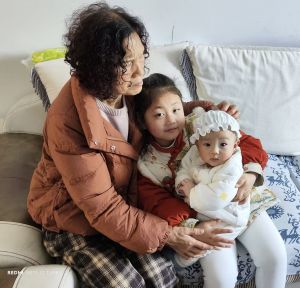 奶孙仨人照片 奶孙仨人照片