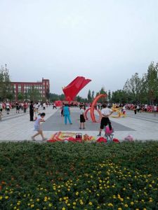 人民公园晨练的人们舞动彩绸 人民公园晨练的人们舞动彩绸