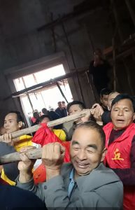 升梁仪式之宗亲齐力抬大梁 升梁仪式之宗亲齐力抬大梁