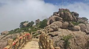山登绝顶踏云行