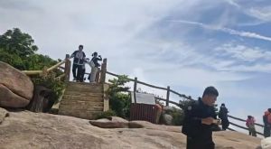 山登绝顶踏云行
